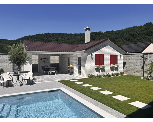 Ein Garten mit Pool, Terrasse, Gartenhaus und Rasenfläche.