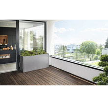 Szene mit einem bepflanzten, rechteckigen Pflanzkasten auf einem Balkon mit Holzboden.