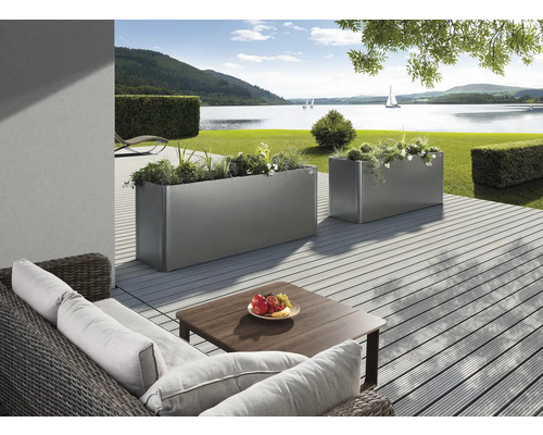 Szene mit zwei rechteckigen Pflanzkästen aus Metall auf einer Terrasse mit Seeblick