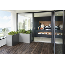 Balkon mit Pflanzkästen und Blick in die Küche