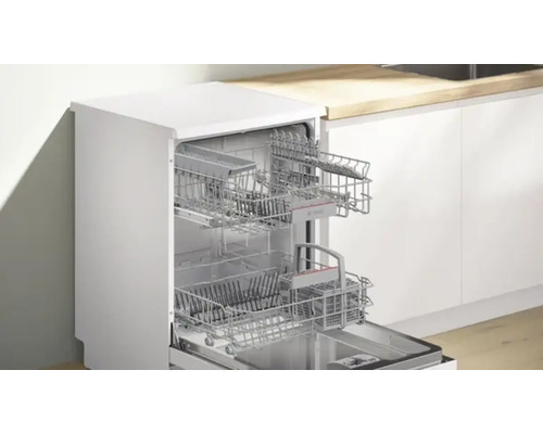 Offener Geschirrspüler mit Geschirrkörben im Küchenbereich