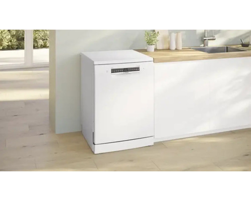 Freistehender weisser Geschirrspüler in einer modernen Küche.