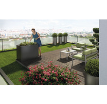 Gestaltete Dachterrasse mit Pflanzenkübel, Sitzgruppe und Blumenschmuck