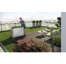 Terrasse mit Pflanzkübeln, Sitzgruppe und Stadtblick