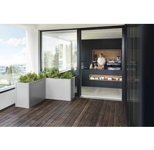 Balkon mit Kräutergarten in Pflanzkästen und Blick in eine Küche