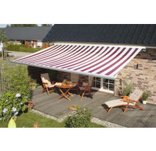 Terrasse mit Markise, Tisch und Gartenmöbeln.