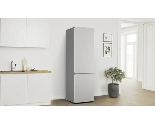 Freistehender Kühlschrank mit Gefrierfach in einer hellen Küche