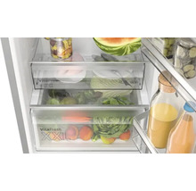 Innenraum eines Kühlschranks mit VitaFresh-Schubladen gefüllt mit verschiedenen Lebensmitteln wie Obst und Gemüse