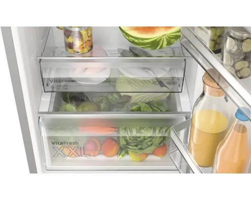 Innenraum eines Kühlschranks mit VitaFresh-Schubladen gefüllt mit verschiedenen Lebensmitteln wie Obst und Gemüse