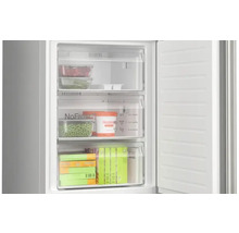 Gefrierschrank mit drei Schubladen gefüllt mit Lebensmitteln