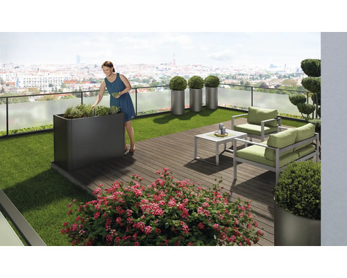 Dachgarten mit Frau, Hochbeet, Gartenmöbeln und Topfpflanzen auf Holzterrasse