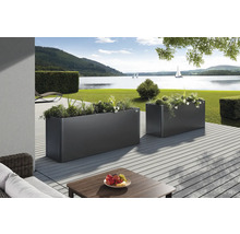 Zwei graue Pflanzkästen auf einer Terrasse mit Seeblick