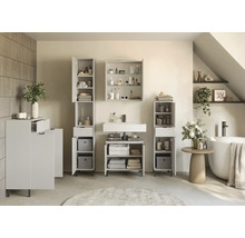 Badezimmer mit Waschtisch, Spiegelschrank und Hochschränken für Badezimmerutensilien und Handtücher.