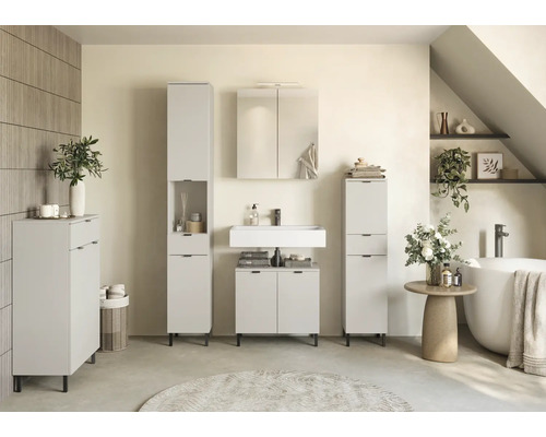 Badezimmer mit Waschtisch, Spiegelschrank und Hochschränken