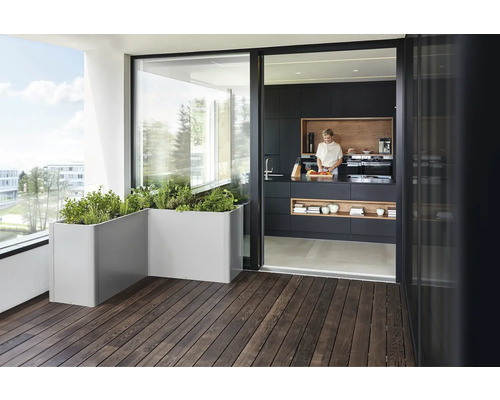 Balkon mit Kräutergarten in Pflanzkästen und offener Verbindung zur Küche