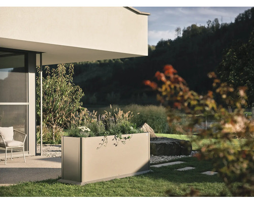 Rechteckiger Pflanzkasten aus Metall mit Bepflanzung im Garten