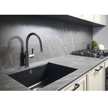 Küchenspüle mit Wasserhahn und Arbeitsplatte im modernen Design