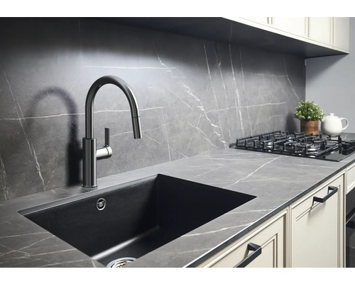 Küchenspüle mit Wasserhahn und Arbeitsplatte im modernen Design