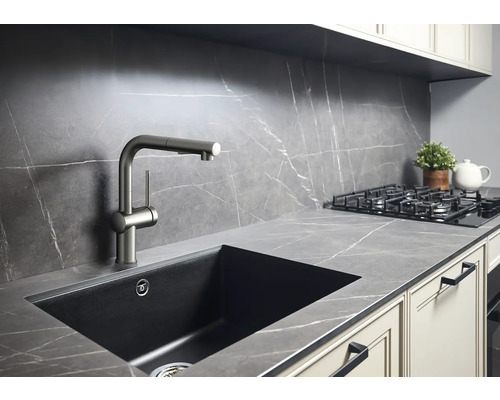 Küchenspüle mit Armatur in einer modernen Küche.