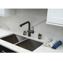 Küchenspüle mit Wasserhahn, Arbeitsplatte und Dekoration