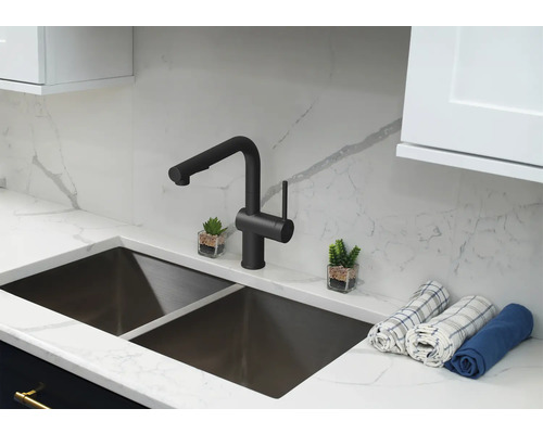 Küchenspüle mit Wasserhahn, Arbeitsplatte und Dekoration