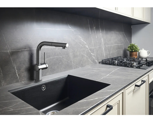 Küchenspüle mit Armatur in einer modernen Küche