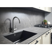 Küchenszene mit Spüle, Armatur und Kochfeld auf Arbeitsplatte