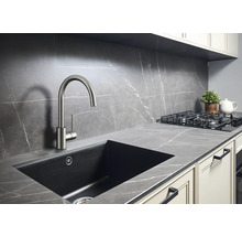 Küchenspüle mit Armatur in einer modernen Küchenzeile