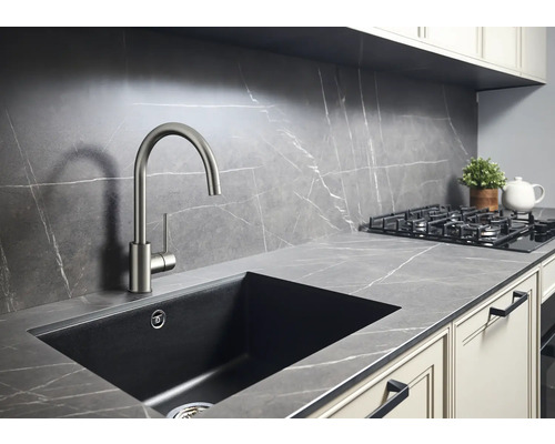 Küchenspüle mit Wasserhahn in einer modernen Küche