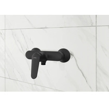 Schwarze Avital Duscharmatur an gefliester Wand