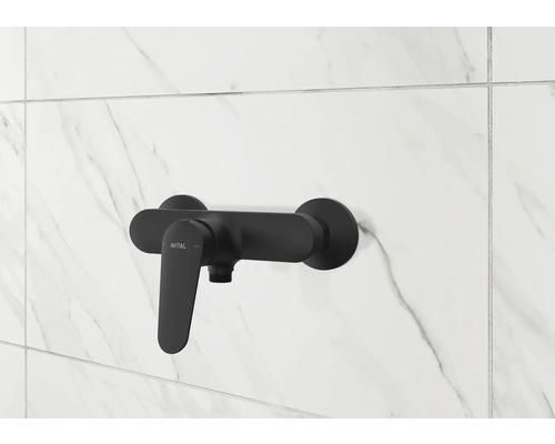 Schwarze Avital Duscharmatur an gefliester Wand
