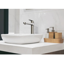 Modernes Badezimmerwaschbecken mit Armatur, Seifenspender und Zahnputzbecher