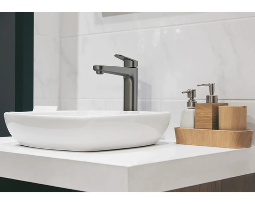 Aufnahme eines Badezimmers mit Aufsatzwaschbecken, Armatur und Badaccessoires