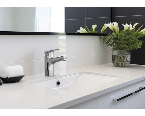Modernes Badezimmer mit Waschbecken, Armatur, Spiegel und Dekoration