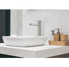 Modernes Badezimmerwaschbecken mit Armatur und Seifenspender