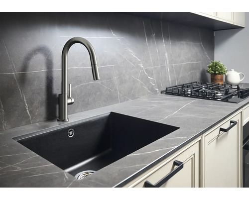 Küchenspüle mit Wasserhahn in einer modern gestalteten Küche.