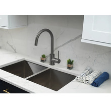 Küchenspüle mit Wasserhahn, Arbeitsplatte und Dekoration