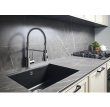 Küchenspüle mit Armatur und Spülbecken in einer modern gestalteten Küche