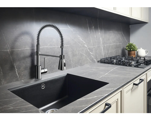 Küchenspüle mit Armatur und Spülbecken in einer modern gestalteten Küche