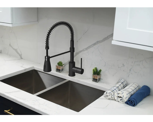 Küchenspüle mit schwarzer Armatur mit Spiralfeder und zwei Becken