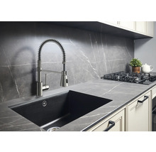 Küchenspüle mit Armatur in einer modernen Küche