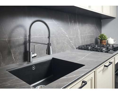 Küchenszene mit Spültisch, Armatur mit Spiralfeder, Gasherd und Arbeitsplatte in Marmoroptik