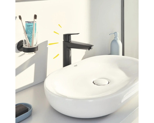 Badezimmer Waschtisch mit schwarzer Armatur und Accessoires