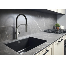 Küchenspüle mit Wasserhahn und Arbeitsplatte
