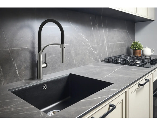 Küchenspüle mit Wasserhahn und Arbeitsplatte