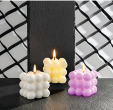 Drei Würfelkerzen mit Bubble-Design in unterschiedlichen Farben stehen auf einer dunklen Oberfläche.