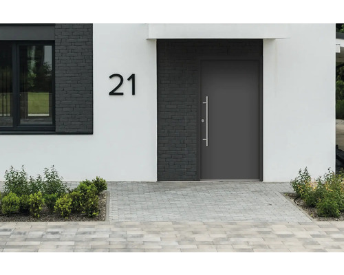 Fassade eines Hauses mit Haustür, Hausnummer 21 und Pflastersteinen