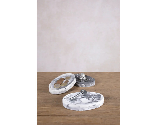 Dekorative Schalen aus Beton für Schmuck und Kleingeld auf einem Holztisch.