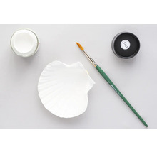 Farbtopf, Pinsel und bemalte Muschel