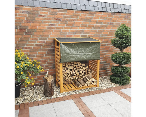 Holzlagerregal aus Holz mit Abdeckung im Garten